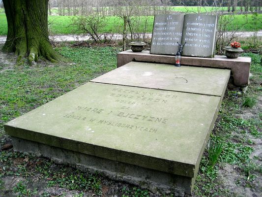 Grób nauczycieli i księży - ofiar II-giej wojny swiatowej  w okolicy kościoła w Rokiciu
