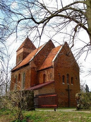 Kosciół Parafialny pw. Św. Ap. Piotra i Pawła w Rokiciu
Kościół ten został zbudowany na początku XIII wieku. Należy on do rzadkich u nas pomników stylu romańskiego. Mimo licznych remontów styl Świątyni do dnia dzisiejszego nie uległ zmianie.
