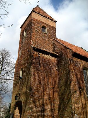 Kościół pw. Św. Ap. Piotra i Pawła w Rokiciu - Wieża w stylu romańskim
