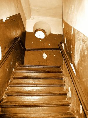 Klatka schodowa wraz z charakterystycznym okienkiem w zabytkowej kamienicy przy ul. Grodzkiej
