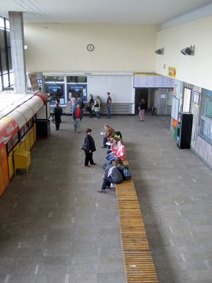 Wnętrze dworca PKP/PKS
