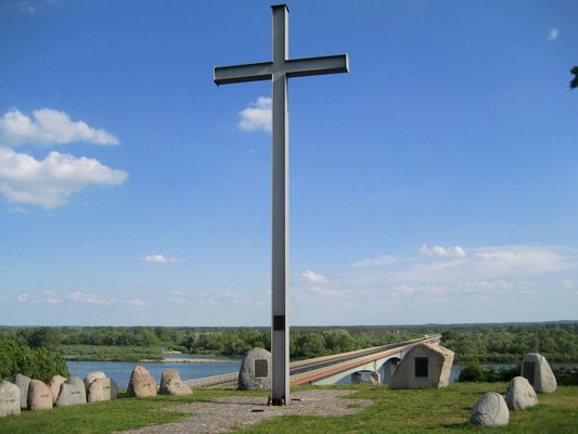 Krzyż w Wyszogrodzie
z okazji jubileuszowego roku 2000 i miejsce pamięci poległych żołnierzy w walkach pod Bzurą we wrześniu 1939 roku

