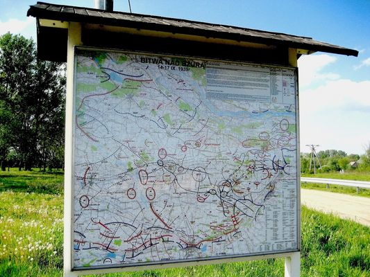 Tablica w Wyszogrodzie w okolicach nowego mostu przedstawiająca przebieg walk nad Bzurą we wrześniu 1939 roku
