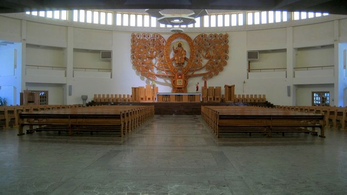 Wnętrze kościoła pw. Św. Jadwigi Królowej Polski
