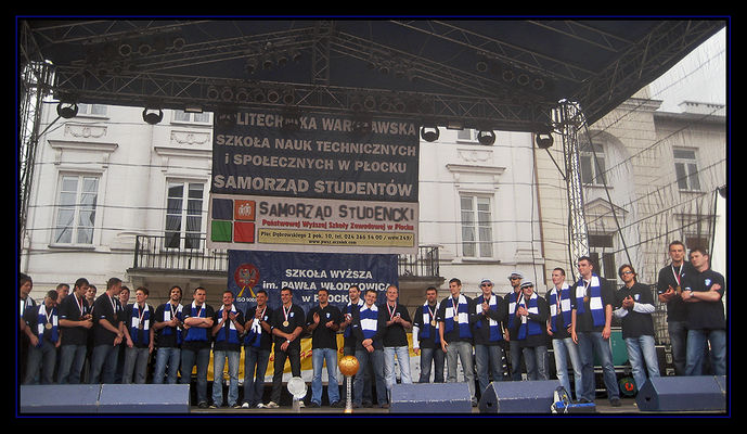 Mistrzowie Polski i zdobywcy Pucharu Polski w sezonie 2007/2008 - piłkarze ręczni Wisły Płock
Prezentacja Mistrzów Polski - drużyny Wisły Płock na Starym Rynku
Słowa kluczowe: sport piłka ręczna