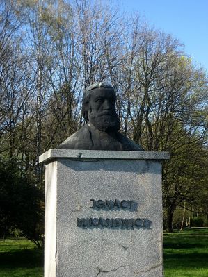 Pomnik Ignacego Łukasiewicza na rogu ul. I. Łukasiewicza i al. F. Kobylińskiego
