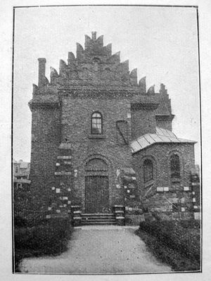 Dawna elewacja muzeum diecezjalnego od zachodu do 1930r.
"Płock - Monografia Historyczna"
