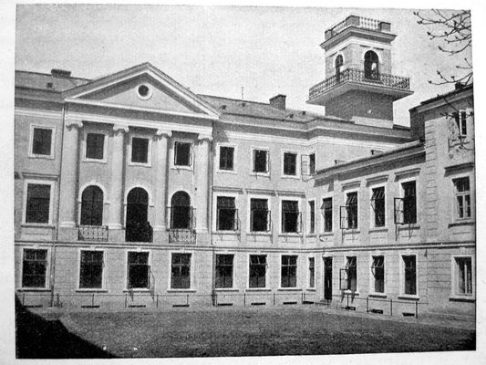 Fronton wewnętrznego dziedzińca seminarium przed 1930 rokiem
"Płock - Monografia Historyczna"
