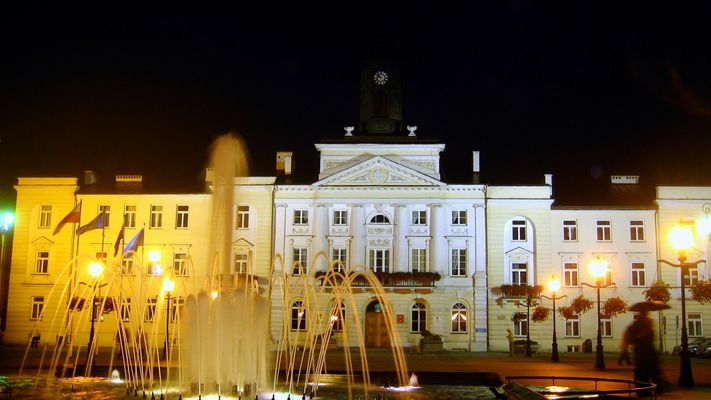 Ratusz i fontanna "Afrodyta" nocą
