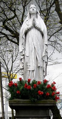 Figurka Matki Boskiej przed kościołem w Imielnicy
