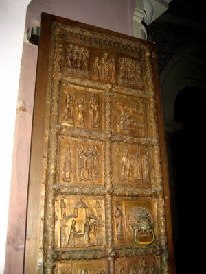 Drzwi Płockie - Górna część skrzydła północnego
Powstały w połowie XII w. w Magdeburgu z przeznaczeniem dla płockiej katedry. Ich fundatorem był biskup Aleksander z Malonne. Wykonano je z brązu, składały się z 24 kwater. Z dotychczasowych badań wynika, że w płockiej bazylice były ok. 250 lat. Od XV w. zdobią sobór św. Zofii w Nowogrodzie Wielkim (Rosja). Jak do tego doszło - nie wiadomo. Jedna z hipotez mówi o zrabowaniu ich już w XIII w. przez Litwinów, inna twierdzi, że zostały przekazane przez biskupów płockich jako dar dla księcia nowogrodzkiego Szymona Lingwena, brata Władysława Jagiełły. Jeszcze przed II wojną światową liczne polskie autorytety postulowały, aby rząd polski odzyskał bezcenny zabytek. Po wojnie jednak rząd komunistyczny nie był zainteresowany tą sprawą. W efekcie 23 listopada 1981 r. w katedrze umieszczono wierną kopię Drzwi Płockich, którą 28 lutego 1982 r. poświęcił prymas Polski kard. Józef Glemp. Oddzielają one kruchtę od nawy głównej.


Słowa kluczowe: drzwi płockie