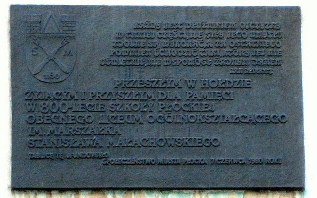 Tablica na L.O. im. Marszałka Stanisława Małachowskiego
Tablicę tę ufundowało społeczeństwo miasta Płocka dnia 7 czerwca 1980 roku w 800-setną rocznicę istnienia szkoły
