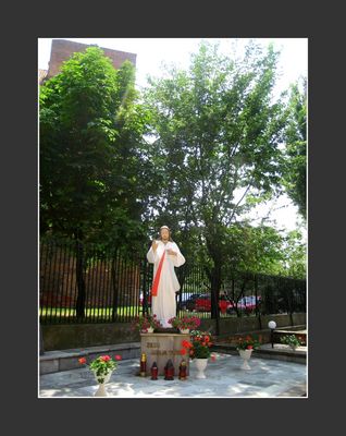 Sanktuarium Bożego Miłosierdzia
Miejsce pierwszego i najważniejszego objawienia Jezusa Miłosiernego w Sanktuarium 
Bożego Miłosierdzia przy Domu Zgromadzenia Sióstr Matki Bożej Miłosierdzia w Płocku - 
Plac Stary Rynek 14/16.
Objawienie Jezusa Miłosiernego miało miejsce w celi zakonnej Siostry Faustyny.
Cela Siostry Faustyny znajdowała się w miejscu gdzie obecnie stoi figura Jezusa 
Miłosiernego na pierwszym piętrze nieistniejącego już dawnego klasztoru.
22 lutego 1931 roku w pierwszą niedzielę Wielkiego Postu właśnie w tym miejscu w 
Płocku, 26-letnia siostra Faustyna miała pierwsze objawienie Jezusa Miłosiernego i 
usłyszała Jego życzenie, dotyczące ustanowienia w kościele Święta Miłosierdzia Bożego.
Wtedy też Jezus polecił siostrze Faustynie wymalowanie obrazu na podobieństwo 
postaci, w której Jezus ukazał się jej wówczas z podpisem u dołu: "Jezu, ufam Tobie".
Także wtedy Jezus miał życzenie by obraz ten był czczony na całym świecie.
Słowa kluczowe: Sanktuarium Bożego Miłosierdzia