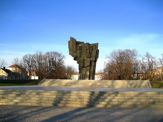 POMNIK WŁADYSŁAWA BRONIEWSKIEGO
