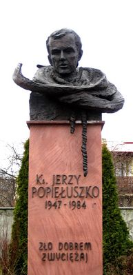 Pomnik ku czci ks. Jerzemu Popiełuszki przed kościołem pw. św. Stanisława Kostki
