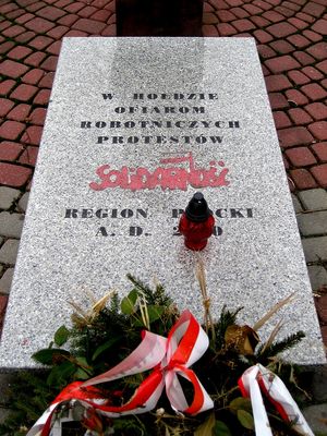 Pamiątkowa płyta przed kościołem św. Stanisława Kostki
