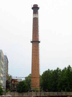 Komin z cegły przy Cotexie
