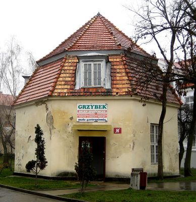 LOŻA MASOŃSKA
Obecnie mieści się tu sklep "Grzybek" na terenie Szpitala Miejskiego im. Świętej Trójcy
