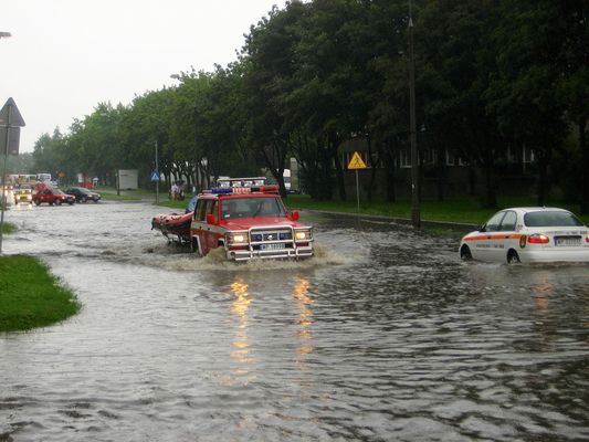 Powódź na ul. Tysiąclecia podczas ulewnej burzy dnia 22.07.2007r.

