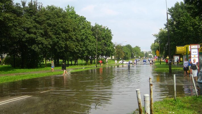Scenka rodzajowa
Po ulewie na ul. Tysiąclecia  "... i po co jachać nad jezioro... ? " ;)
