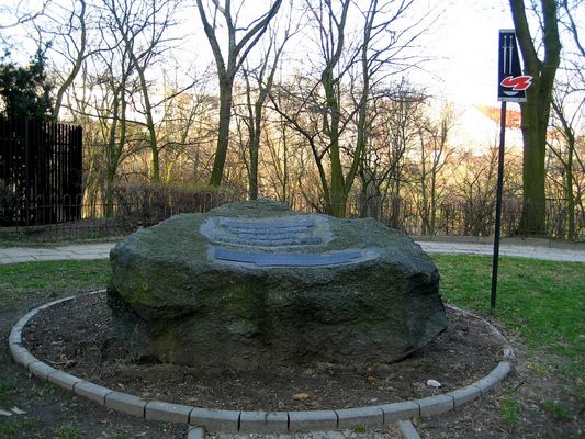 Kamień w okolicy katedry poświęcony Bohaterom Obrońcom Płocka 1920r.
