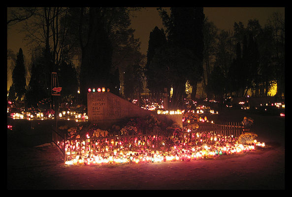 Grób Trzynastu Straconych
Cmentarz przy al. Kobylińskiego
Słowa kluczowe: cmentarze