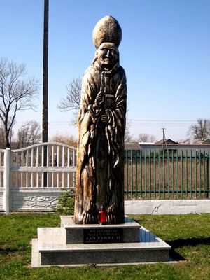 Rzeźba w drewnie upamiętniająca Jana Pawła II-go przed gimnazjum w Gozdowie autorstwa Piotra Lewandowskiego
Rzeźba ma ok. 3 m. wysokości i jest jedną z największych tego typu w Polsce
