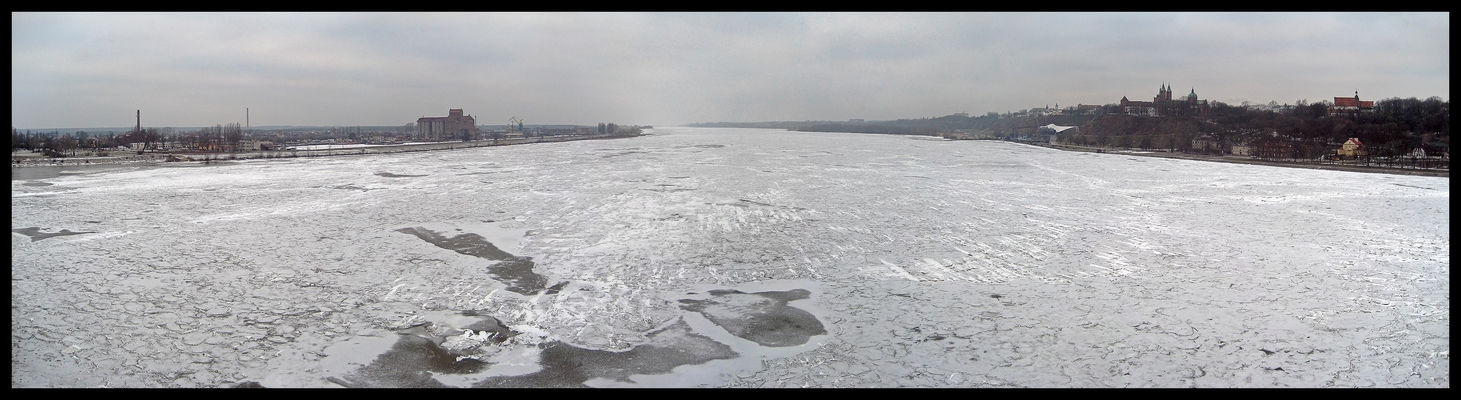 Panorama zamarzniętej Wisły
Widok z Mostu im. Legionów Marszałka Józefa Piłsudskiego w kierunku zachodnim
Słowa kluczowe: Wisła