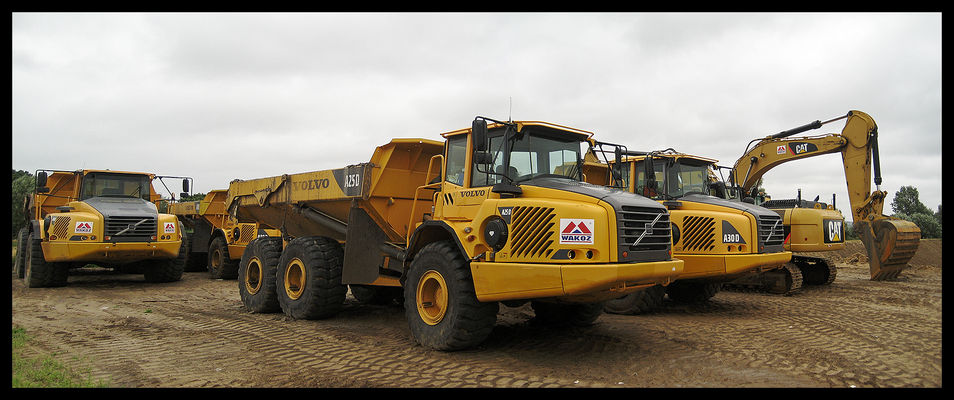 Ciężki sprzęt na budowie drogi dojazdowej do Mostu Solidarności
Ciechomice - wywrotki i koparka
Słowa kluczowe: inwestycje