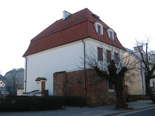 BASZTA
W średnowieczu baszta stanowiła integralną część miejskich murów obronnych 
