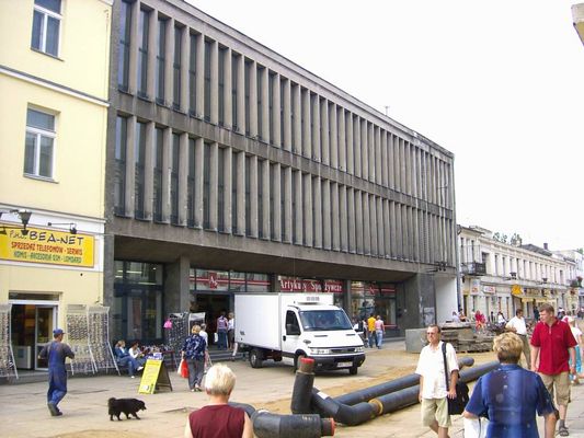 SDH
Kiedyś przysłoniety przez drzewa - teraz szpecił bedzie Tumską.
