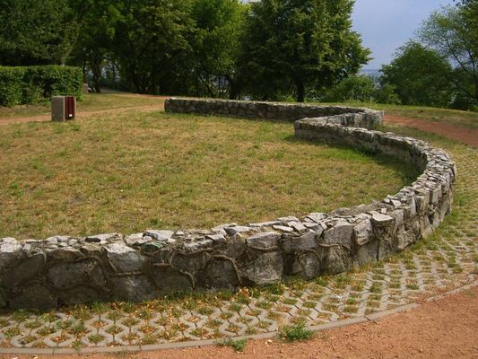 Murek w kształcie 3
Murek ten znajduje się w parku za byłą szkołą podstawową nr. 8. Za czasów szkoły było to miejsce bójek uczniów.
