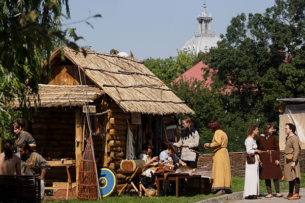 I Piknik archeologiczno-etnograficzny
Rybacka chata, główny element scenografii pikniku, a wokół bardowie z zespołu Open Folk.
Słowa kluczowe: Piknik archeologiczno-etnograficzny