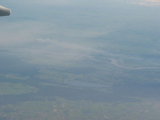 Płock i okolice z wysokości 10tyś metrów.
Zdjęcie wykonane amatorskim aparatem cyfrowym z samolotu - rejs Warszawa-Bruksela.
Słowa kluczowe: lotnicze, z wysokości, panorama