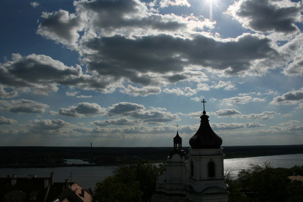 Niebo nad farą.
Zdjęcie z innej perspektywy: pierwszy plan to kościół farny oraz kopuła wieży, za nimi Wisła, a ponad nimi szare chmury.
Słowa kluczowe: fara Wisła widok chmury niebo