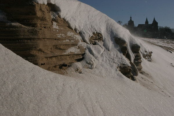 Katedra z trochę innej perspektywy.
W Płocku też mam "klify", schodzące lawiny - trzeba tylko dobrze poszukać...
Słowa kluczowe: Katedra katedra śnieg zima piasek Wisła plaża