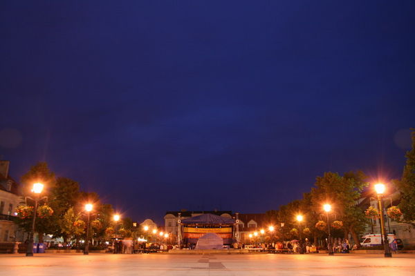 Starówka inaczej.
Opustoszały stary rynek.
Słowa kluczowe: rynek ratusz stary światła