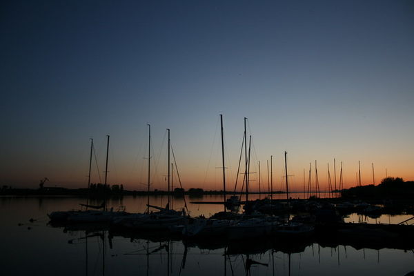 Zachód słońca w Morce.
Spacer z aparatem i czasem uda się ładne kolory "pstryknąć.
Słowa kluczowe: Słońce słońca zachód jachty jacht maszty Morka stanica port kolory niebo
