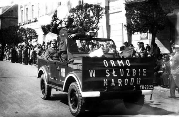 ORMO W SŁUŻBIE NARODU
Pochód 1-majowy ul. Kolegialną w 1972 r. (budynek w tle to obecnie siedziba delegatury Urzędu Wojewódzkiego) 
Słowa kluczowe: OR Milicja Obywatelska 1 Maja PRL historia