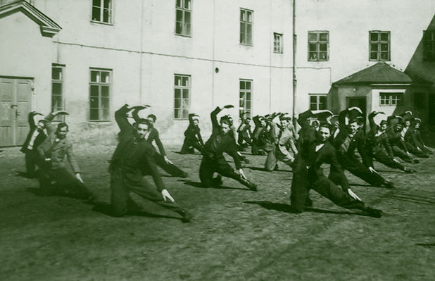 W zdrowym ciele...
Zajęcia wf uczniów gimnazjum mechanicznego na dziedzińcu Małachowianki, która gościła szkołę w pierszych latach jej istnienia


Słowa kluczowe: Siedemdziesiątka Małachowianka