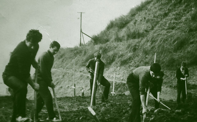 ... zanim powstał amfiteatr
Młodzież ze Szkoły Zawodowej pod opieką dyr. Krawczyka w czynie społecznym pomaga przy budowie amfiteatru
Teraz mamy ciężki sprzęt. Kiedyś wystarczyła łopata i umiętnie sterowany zapał młodych :-)))
Słowa kluczowe: Siedemdziesiątka amfiteatr