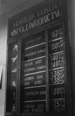 Przodownicy
Cały kraj walczył o wzrost wydajności w pracy. Uczniowie szkoły zawodowej nie byli gorsi... w sporcie


Słowa kluczowe: Siedemdziesiątka