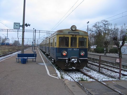 EN57-1825 w zimowej scenerii
EN57-1825 za chwilę ruszy do Kutna
Słowa kluczowe: EN57, koleje