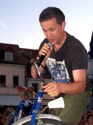 Robert Moskwa i jego rower
Robert Moskwa podczas występu 27 lipca 2007 na koncercie Polsatu w Płocku
Słowa kluczowe: koncert moskwa rower rynek polsat