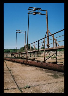 Na tyłach cukrowni.
