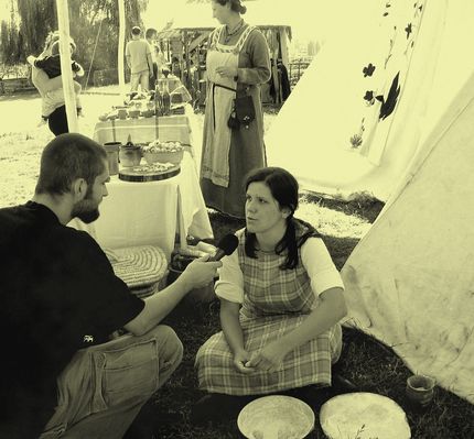 przepis na podpłomyk proszę ...
Mazowiecka drużyna Wojów Słowiańskich "Weles" w Płocku.
"Przepytankę" z mikrofonem uskutecznia jeden z dziennikarzy Polskiego Radia.
Słowa kluczowe: Weles