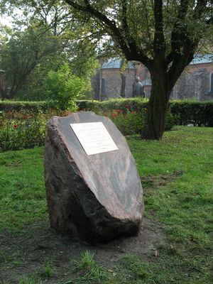 Dąb Papieski - głaz z tabliczką pamiątkową
w tle pomnik Jana Pawła II i katedra
Słowa kluczowe: Dąb_Papieski Jan_Paweł_II