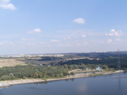 Z mostu widac plebanke
