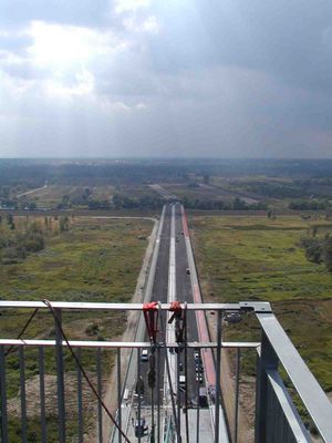 Widok z pylonu
Widać chmury burzowe
