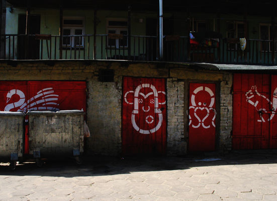 podwórko przy ul. Tumskiej 9
to samo, o którym była mowa tu: 
[url]http://galeria.plock24.pl/displayimage.php?pos=-10133[/url]
